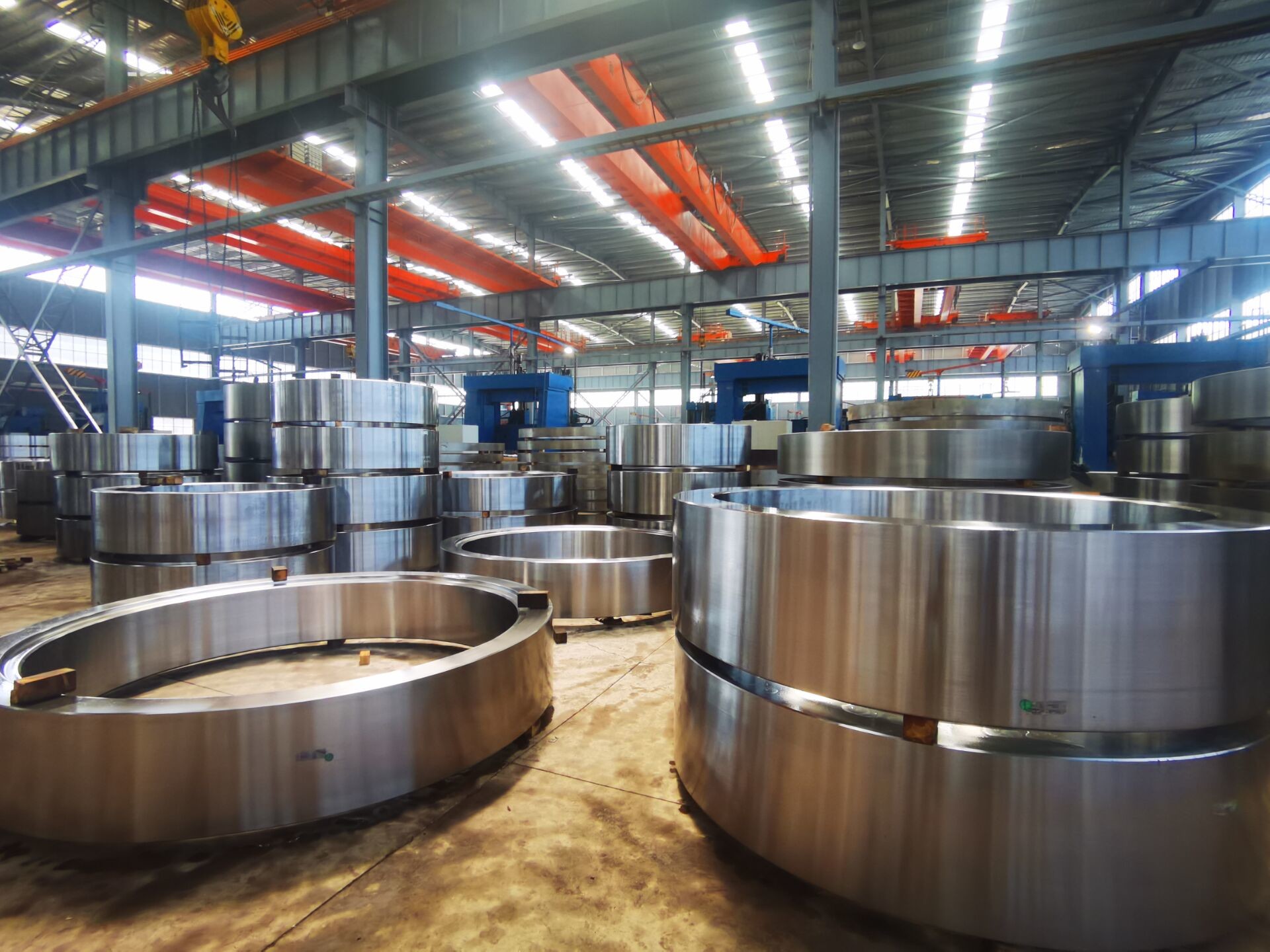 المعالجة الحرارية Q T حلقات فولاذية مزورة تقدم صلابة 240 320 مناسبة لأجزاء الآلات الصناعية عالية القوة