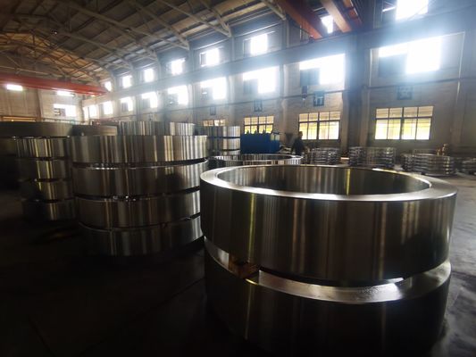 المعالجة الحرارية QT لحلقات الفولاذ المطروق توفر دقة الأبعاد من 1000 إلى 7800 ملم مثالية للهياكل الصناعية والخدمة الشاقة